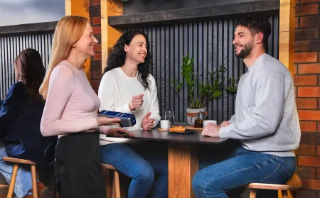 AXIUM DX8_Coffee shop_At table_In the hand.jpg