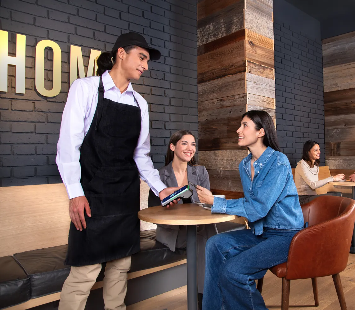 AXIUM DX8_Contactless card_QSR_At table copie.jpg